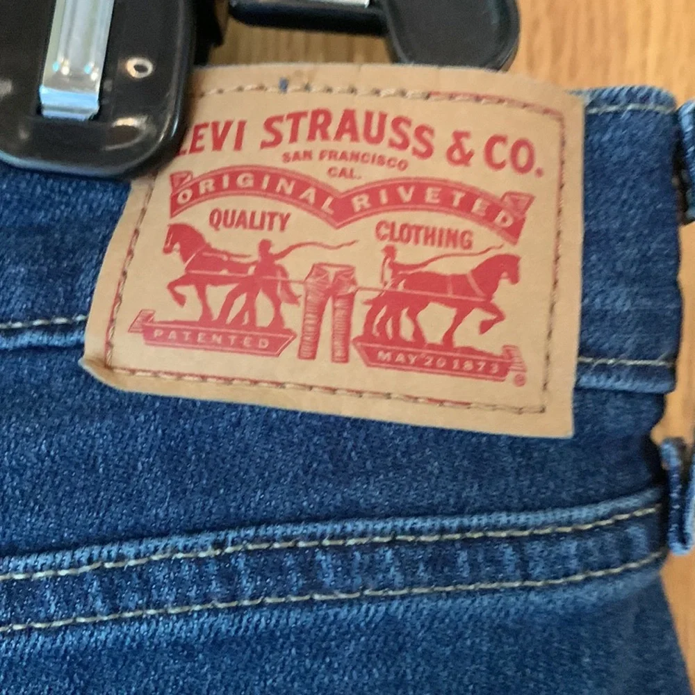 Levi’s women’s size 29 or 8 cotton poly spandex denim blue jean shorts full cut